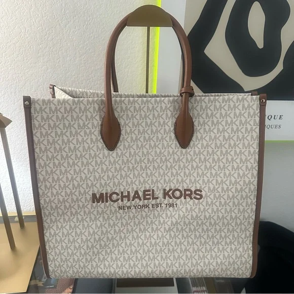 Michael Kors Jet Set Large Logo Tote Bag - Picture 3 of 6